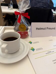 Kreisrat Helmut Freund sagt klar, wo den Kommunen der finanzielle Schuh drückt.